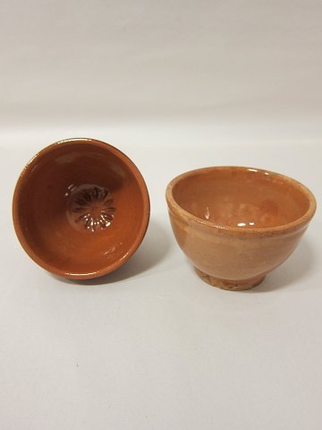 Tin made of clay
With decoration inside
H: 6cm, Diam: 9,5cm