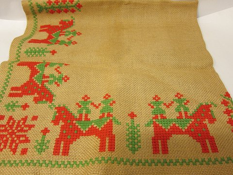 Christmas tree mat
An old christmas tree mat with embroidery made by hand
120cm x 120cm
In good condition
We have a choice of old christmas tree mats
Please contact us for further information