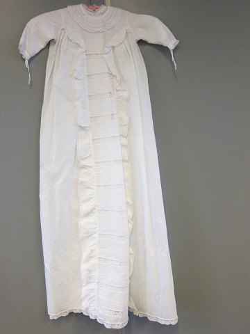 Christening robe with an underskirt
Very beautiful and old christening robe with an underskirt