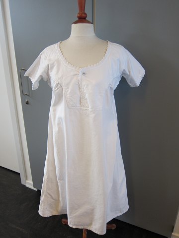 Shift / dress
An old shift with the old linen buttons, hand made crockets, gusset in the seam 
in the side and under the arms etc.
The antique, Danish linen and fustian is our speciality and we always have a 
large choice of shifts