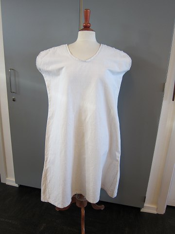 Shift / dress
An old shift made of flax with the old buttons embroidery, gusset in the seam 
in the side etc.
The antique, Danish linen and fustian is our speciality and we always have a 
large choice of shifts, babydress, tea towels, table clothes etc.