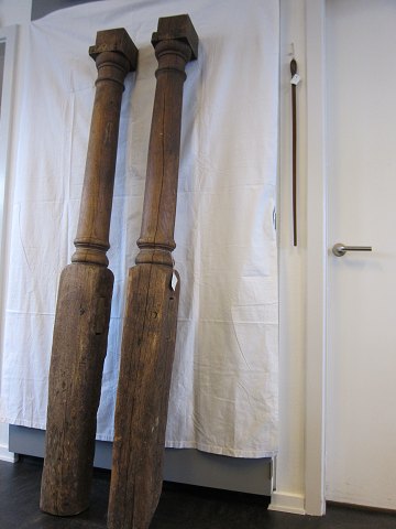 "Heste-bås-inddelings-stolper"
Antikke søjler af eg, som oprindeligt har været brugt i forbindelse med 
hestebås.
Smuk og kreativ indretningsidé 
Fra ca. 1750
