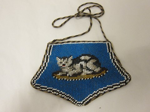 Purse with a beautiful beadwork
About 1900
The whole front on this antique purse is covered by the beadwork with the theme 
of a cat
The back of the purse is made of skin
In a good condition in defiance of the age, and the beadwork is without any 
damag