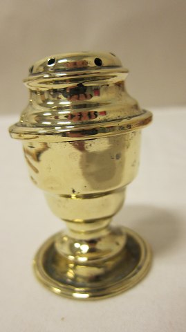 Item for sprinkling of salt or sugar, made of brass, ca. 1850
H: 7cm
Please note the traces from use