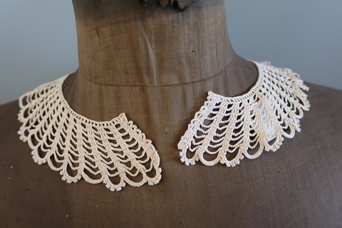 An old collar crocheted by hand from the good old days
A very beautiful collar from the time when the crochet work made by hand was 
looked at with a great regard/respect
In a good condition
