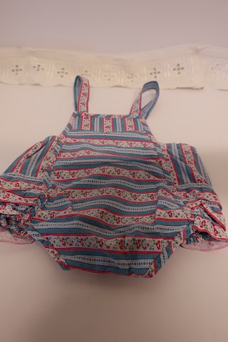 Real retro:
Shorts/Trousers with a bib and a to this belonging shirt for the child
The shorts with the bib has ruffle/flounce by the legs and the shirt has 
buttons at the back and is very fine curved
A dress which is from the good old days