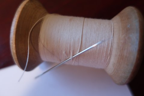 An old for the sewing thread in, as in the old times
L: About 5cm
Beautiful and practical made of wood
From Gruschwitz