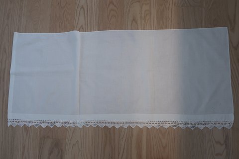 Parade piece
A beautiful old piece with handmade white embroidery
The parade piece was in the good old days fx used to hang above the chest of 
drawers, but is now a days often used as curtain
51cm x 115cm