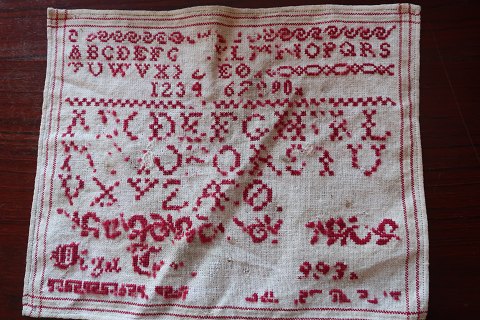 An antique Sampler, handmade red embroider 
25cm x 20cm
Not in good condition
We have a large choice of samplers, embroider 
Please contact us for further information