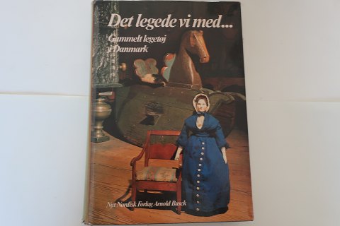Det legede vi med
Gammelt legetøj i Danmark
Udgivet af: Nyt Nordisk Forlag Arnold Busck
1982
Sideantal: 335
