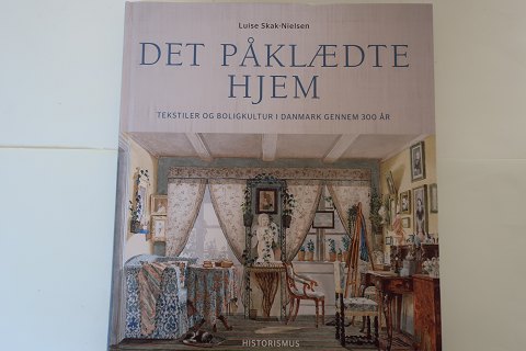 Det påklædte hjem
Tekstiler og boligkultur i Danmark gennem 300 år
Forlag : Historismus
Af: Louise Skak-Nielsen
2017
Hardback
Sideantal: 343
Som ny