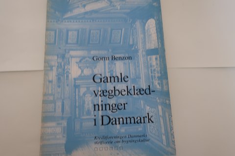 Gamle danske vægklædninger
Af Gorm Benzon
En del af en hel serie, som blev udgivet af Kreditforeningen Danmarks 
skriftsserie om bygningskultur
1983
Sideantal: 152
God stand