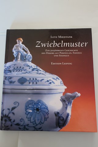 Zwiebelmuster (Løgmønster)
Zur 300 Jährigen Geschichte des Dekors auf Porzellan, Fayence und Steingut
Af Lutz Miedtank
2001
Sideanrtal: 156