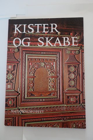 Kister og skabe
Udgivet af Nationalmuseet
Tilrettelæggelse: Henning Nielsen
1975