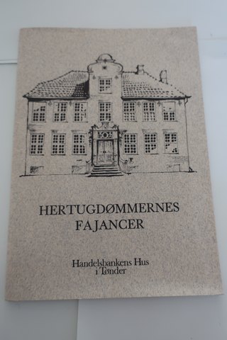 Hertugdømmernes Fajance
Udgivet af Handelsbankens Hus i Tønder
Sideantal 32
In a good condition