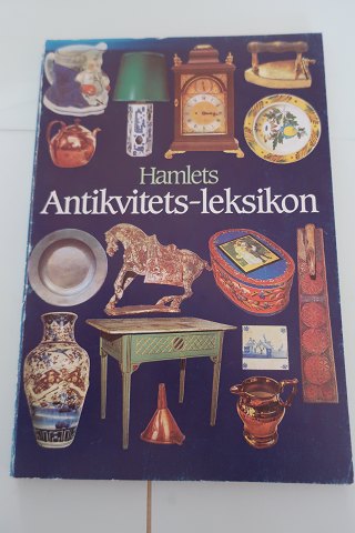 Hamlets Antikvitetsleksikon
Forlagts Hamlet A/S
3. reviderede og forøgede udgave
Sideantal: 166
In a very good condition