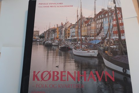 København - Folk og Kvarterer
Af Pernille Stensgaard
Gyldendals Boghandel, Nyt Nordisk Forlag
2005
Sideantal 362
