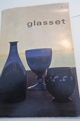 Glasset
Om "Drikkeglasset gennem 300 år"
Korsør Glasværk
1962
Sideantal 48
In a used condition