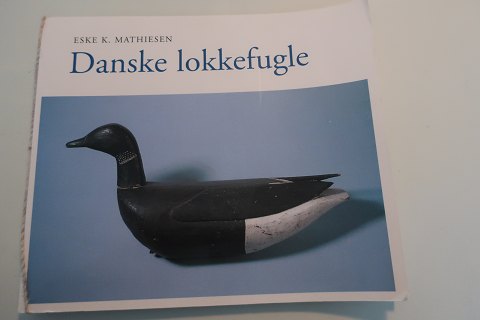 Danske Lokkefugle
Af Eske K. Mathiesen
Om lokkeanden, lokkefugle og lokkeænder
Udgivet af Kunstcentret Silkeborg Bad
1998
Sideantal 112