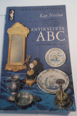 Antikvitets ABC
Lommeleksikon for samlere
Af Kay Nielsen
Forlaget Skriforla
1966
Sideantal
