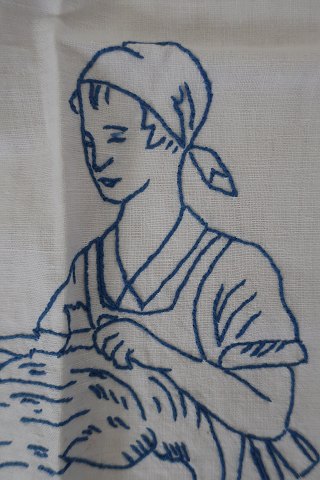 Parade piece
A beautiful old parade piece with handmade blue embroidery
98cm x 59cm
In a good condition
The antique, Danish linen and fustian is our speciality