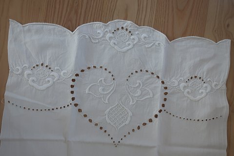 Parade piece with a motiv of a heart
A beautiful old parade piece with handmade white  embroidery
The parade piece was in the good old days used to hang in front of the tea 
towels so that all things always looked clean
104cm x 61cm
In a good condi