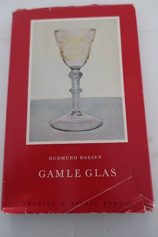 Gamle Glas
Af Gudmund Boesen
1965
Thanning & Appels Forlag
Del af serie fra forlaget
Sideantal: 105
In gutem Stande