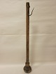 Balance (steelyard) made of wood
Late 1700s/start 1800s
With a hook made of iron
Please note: Crack in the wood
L: 72,5cm
