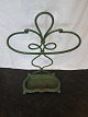 Umbrella stand which is practical and decorative 
at the same time
Beautiful old umbrella stand made of green 
painted iron with a beautiful shape and 
decorations
H.: 74cm, W: 39cm