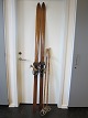 Alte Tourenski aus Holz mit Bindungen und 
Skistöcken (Sehen Sie bitte die Fotos)
L Ski: 2m
L Stock: 124cm