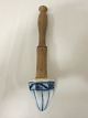 Lemon squeezer made of porcelain and with a handle 
of wood
This antique and rare lemon squeeze is made of 
porcelain and with the old blue onion decoration
L: 20cm, diam: 5cm