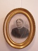 Ramme med bladguld
Antik smuk, oval ramme med bladguld, inkl. 
gammelt foto. 
Starten af 1900-tallet
H: 36cm
B: 28,5cm
God stand