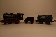 Pioner Ekspressen Vintage model el-train
Engine, tender, 3 wagons (of which 1 is Castrol 
Lubrigation Service) and rails 9 curved + 4 
straight (with rust)
OBS: With booklet
By Knud Petersen Kbhvn S