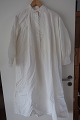 Shift / dress with klong sleeves
An old shift with good ways to make the dress beautiful
The antique, Danish linen and fustian is our speciality and we always have a 
large choice of shifts, babydress, tea towels, table clothes, napkin etc.