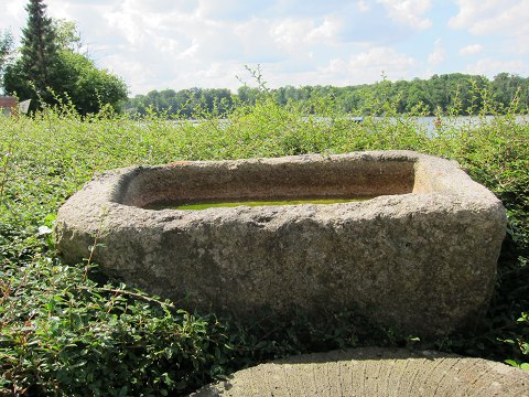 Stentrug, antikt
Fra ca. 1850
Rød granit
L: 102cm, B: 52cm, D: 39cm
Vi har flere andre spændende, antikke, danske stentrug, møllesten, grutesten 
mv.