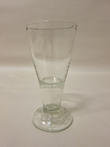 Rakkerglas, antikt
Fra midten af 1800-tallet
H: 12,5cm
Bemærk foden (se foto)
Vi har et stort udvalg af antikke glas
Kontakt os for yderligere information