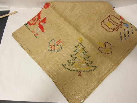 Christmas tree mat
An old christmas tree mat with embroidery made by hand
120cm x 120cm
We have a choice of old christmas tree mats
Please contact us for further information