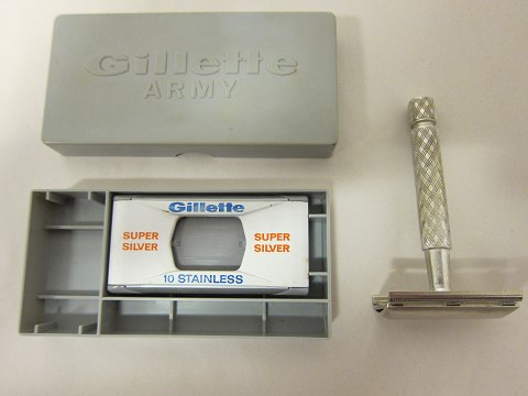 Gillette barberskraber "Army"
Gillette barberskraber i original æske
Model: Army
L: 10,5cm, B: 5cm, H: 1,5cm
Vi har et stort udvalg af gammelt barbergrej, frisørudstyr o.l.
Kontakt os for yderligere information