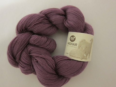 Kidmohair - 1-Trådet
Kidmohair er et naturprodukt af højeste kvalitet fra  sydafrikanske 
angorageder.
Den viste farve er: Drue, Farvenr. 1104
Prisen er pr. nøgle med 50 gram Kidmohair