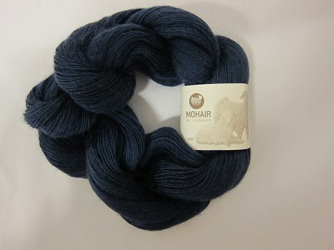 Kidmohair - 1-Trådet
Kidmohair er et naturprodukt af højeste kvalitet fra  sydafrikanske 
angorageder.
Den viste farve er: Dyb blå, Farvenr. 1118
Prisen er pr. nøgle med 50 gram Kidmohair