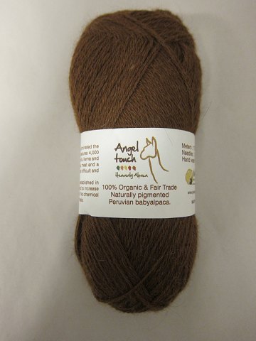 Baby Alpaca Angel Touch
100% ALPACA ULD
Baby Alpaca Angel Touch er IKKE farvet og fibrene ikke er tilsat olier, - og 
garnets farver er helt naturlige, er garnet allergivenligt.
Den viste farve er: Brown Dark, Farvenr. LFZ
Prisen er pr. nøgle med 50 gr