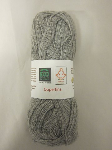 Qoperfina
Qoperfina er et 100% naturprodukt fra Peru, som består af økologiske 
bomuldsfibre og alpakafibre blandet med naturlig kobber.
Den viste farve er: Silver (Denne farve er solgt)
Prisen er pr. nøgle med 25 gram
Qoperfina