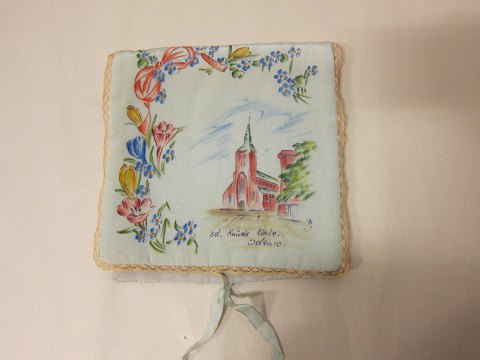 Dust cover for the old and beautiful handkerchiefs with a motiv of Sct. Knuds Kirke, Odense, Danmark In the earlier days the beautiful handkerchiefs were kept in such dust covers usually with hand made embroideryIn a good conditionPlease note: