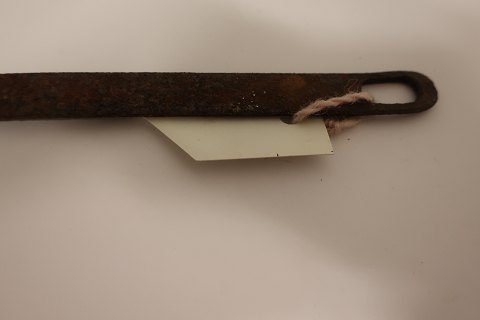 Antik tækkenål af jern
Håndsmedet
Fra 1800-tallet
Et værktøj til brug ved reparation/lægning af stråtage
Godt gammelt håndværk, og i dag meget dekorativ
L: 54,5cm
B:1,5cm
Flot stand