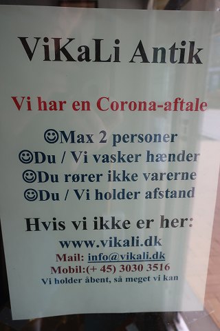 VI HAR EN CORONA-AFTALE (se Foto)
Vi har åbent for handel i vores showroom, via vores hjemmeside eller via 
antikvitet.net, - send os en mail eller ring til os, så vi kan vejlede dig, - 
det gør vi gerne.
Vi ønsker at passe så godt på vores kunder som overhovedet muligt. Derfor 
bliver du, som kunde i ViKaLi Antik, mødt af en Corona-Aftale:
* Max 2 personer ad gangen
* Du / Vi vasker hænder
 - Du vil som det første blive bedt om at vaske hænder og tørre hænderne i et 
helt rent håndklæde, som lægges direkte til vask efter dit brug
* Du rører ikke ved varerne, men vi præsenterer dem meget gerne for dig
* Du og vi holder afstand
Vi ønsker, at ViKaLi skal være her længe, og vi ønsker også at fortsætte med at 
yde den høje service, som vi er blevet så kendt for. 
Det, er vi sikre på, at vi kan, når vi løser opgaverne i fællesskab. 
Velkommen til ViKaLi Antik i showroomet eller på nettet.
