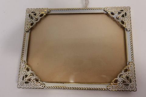 Fotoramme, gammel med buet glas og smukke hjørner
12,5cm x 9,5cm (11cmx8cm)
Den viste rammer er et eksempel
I flot stand
Vi har et stort udvalg af gamle rammer
Kontakt os for yderligere information