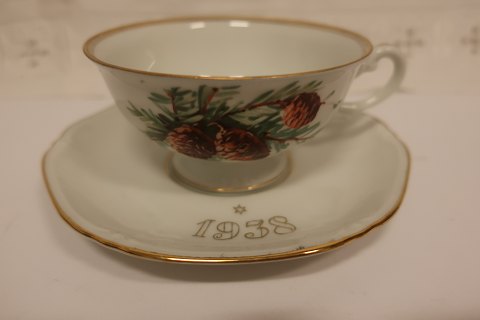 Porcelænskop / Julekop fra 1938
Både kop og tallerken er med gulddekoration på kanter samt med teksten "Julen 
1938"
Stemplet i bund med Thomas og Bavaria
Koppens øverste diameter er ca. 10cm