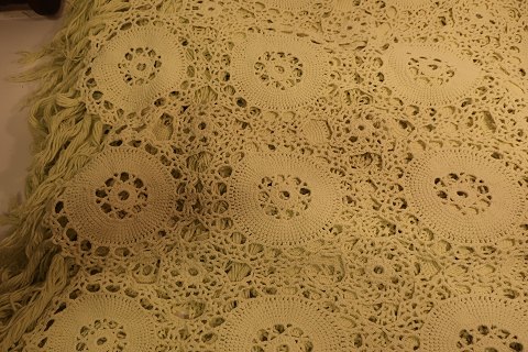 Stort sengetæppe håndhæklet
Hæklet i et smukt utraditionelt mønster med frynser
200cm x 150cm
Farve: Lys gul/beige