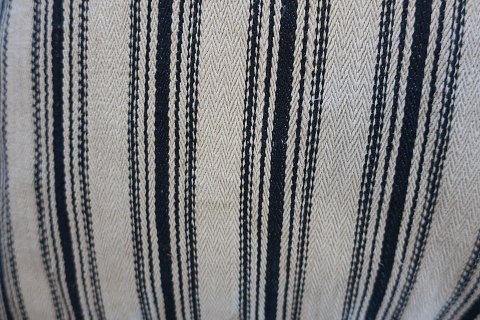 Olmerdug, uldAntik dansk olmerdug i den gamle danske håndvævede/hjemmevævede kvalitet fra dengang.Olmerdugen er meget kraftig og tætvævet med hør trend og islæt i uld.Mål på det viste stykke: L: 1,36m B: 80cm