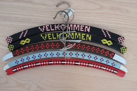 Retro/Vintage Bøjler
Omvundet med plastik, hvorved de flotte mønstre fremkommer
På 2 af bøjlerne står teksten: "Velkommen"
Lager: 52 forskellige